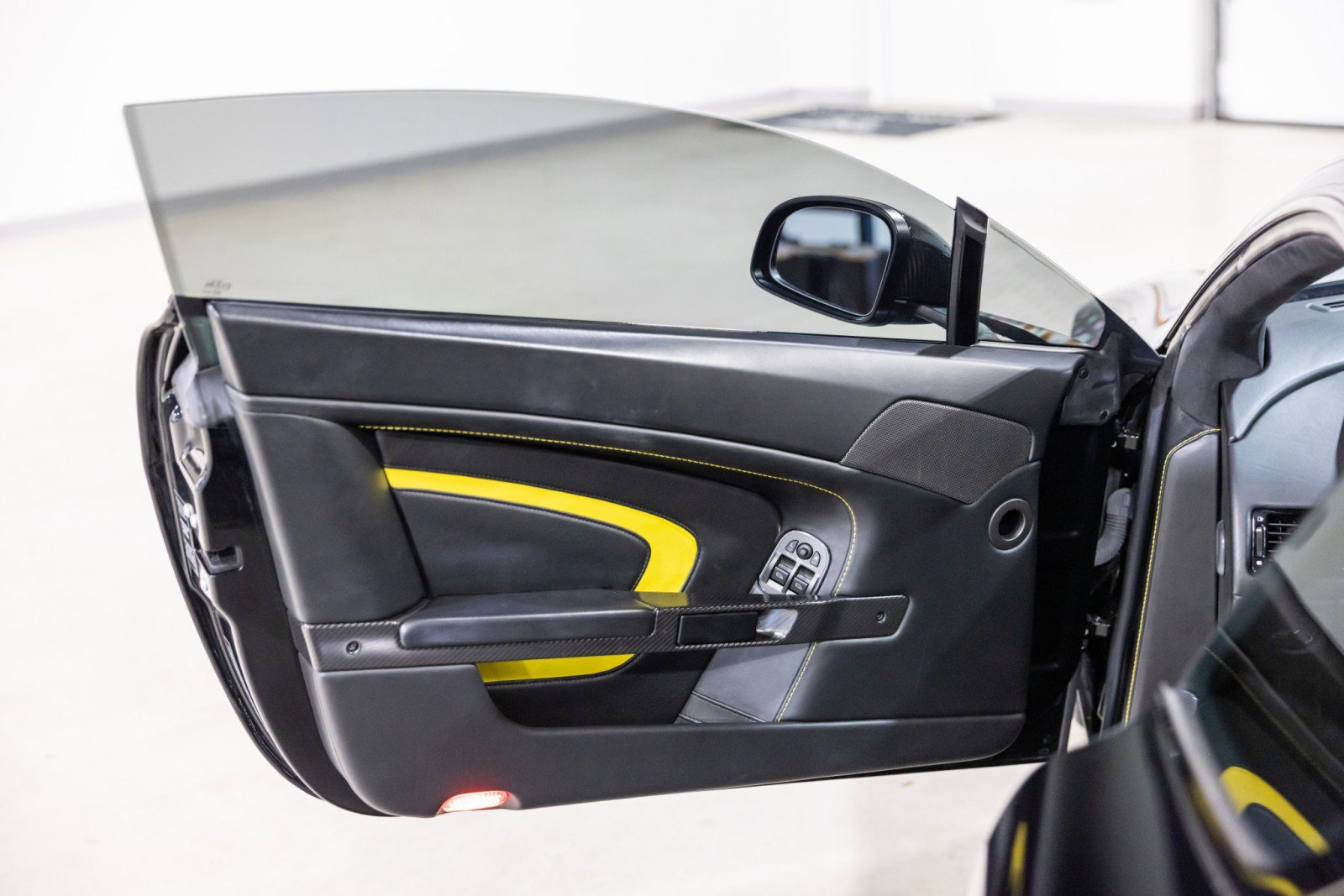 Used 2016 Aston Martin V12 Vantage S image 28