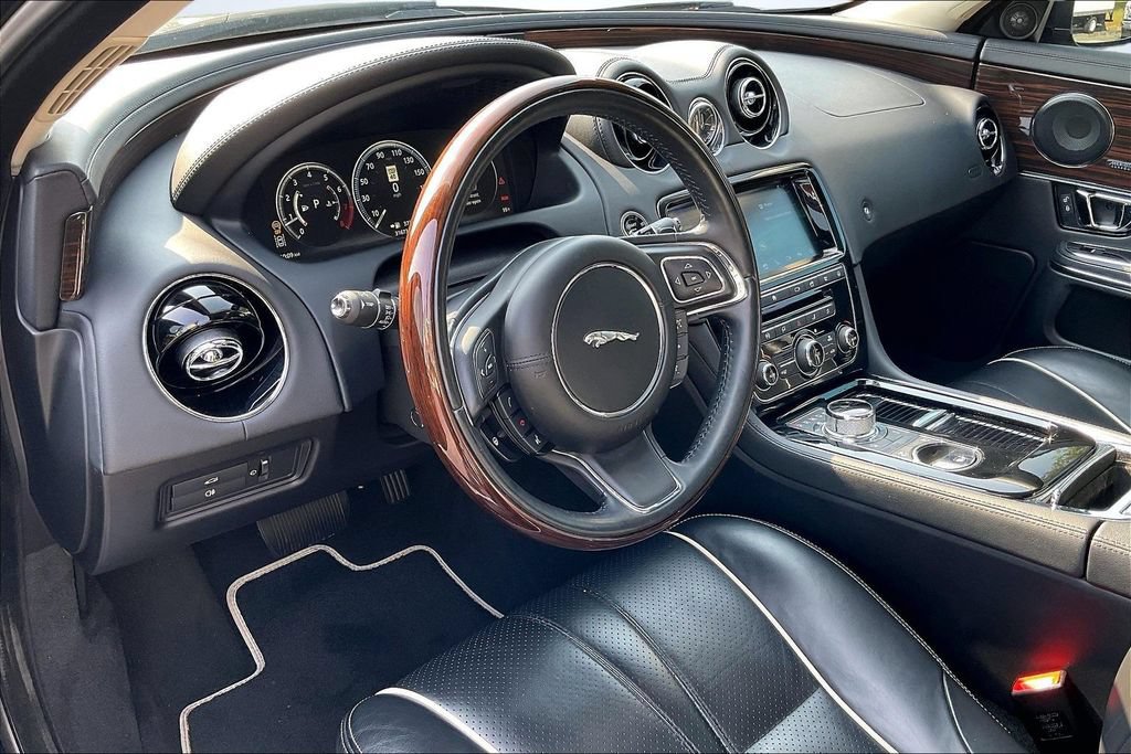 Used 2018 Jaguar XJ R-Sport RWD image 17