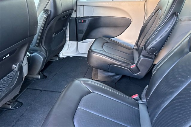 Used 2024 Chrysler Pacifica Touring-L image 13