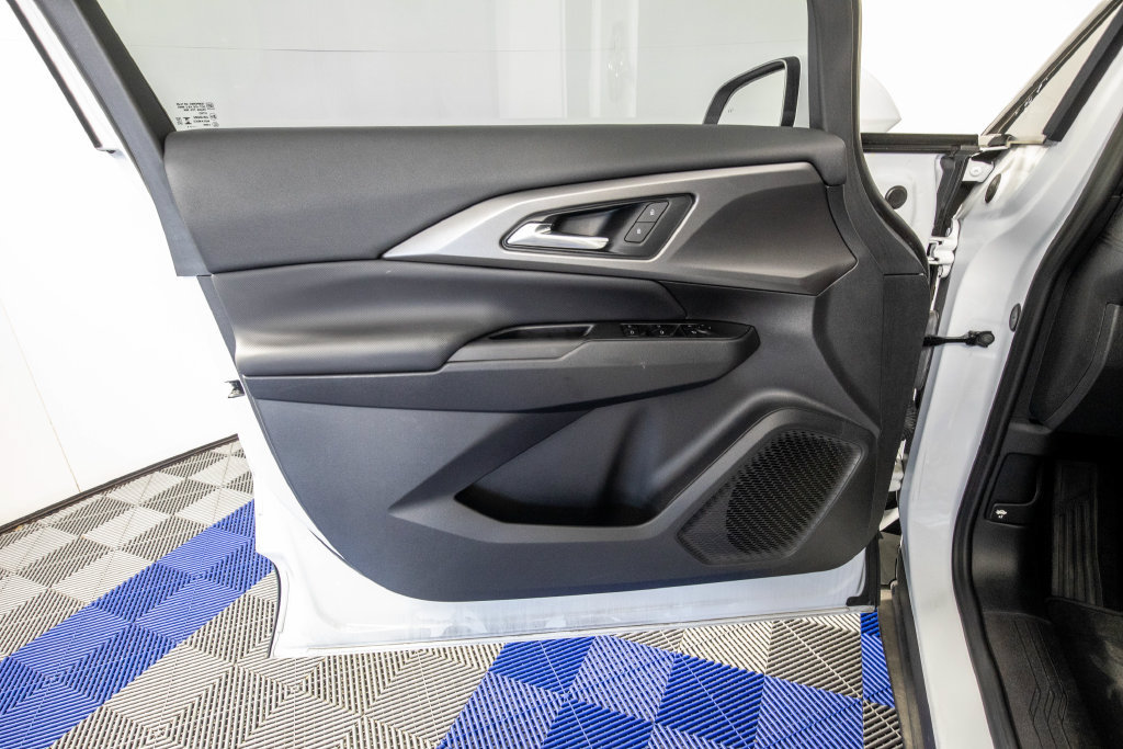 Used 2025 Chevrolet Equinox EV LT w/ Comfort Package FWD image 12
