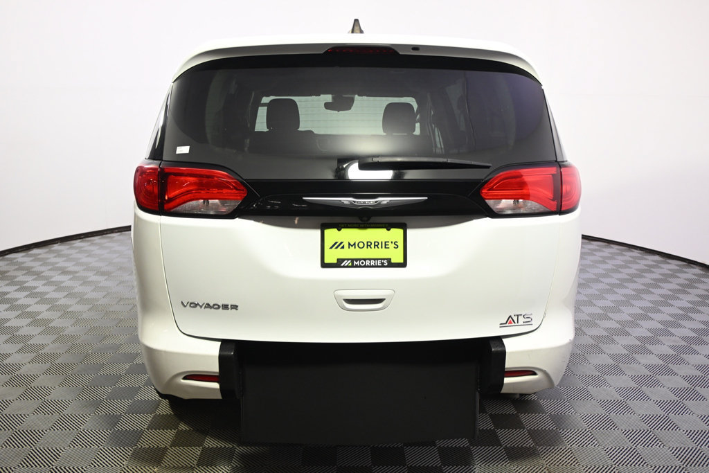 Used 2023 Chrysler Voyager LX FWD image 4