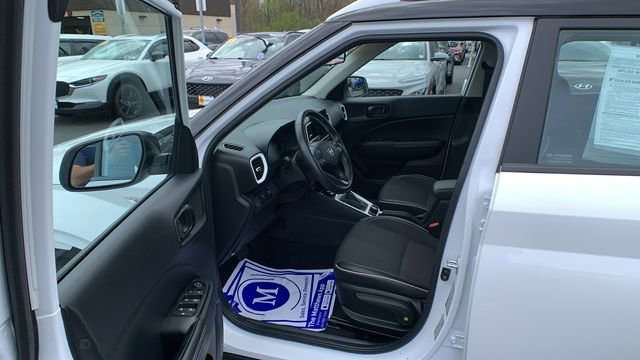 Certified 2023 Hyundai Venue Limited w/ Cargo Package FWD image 9