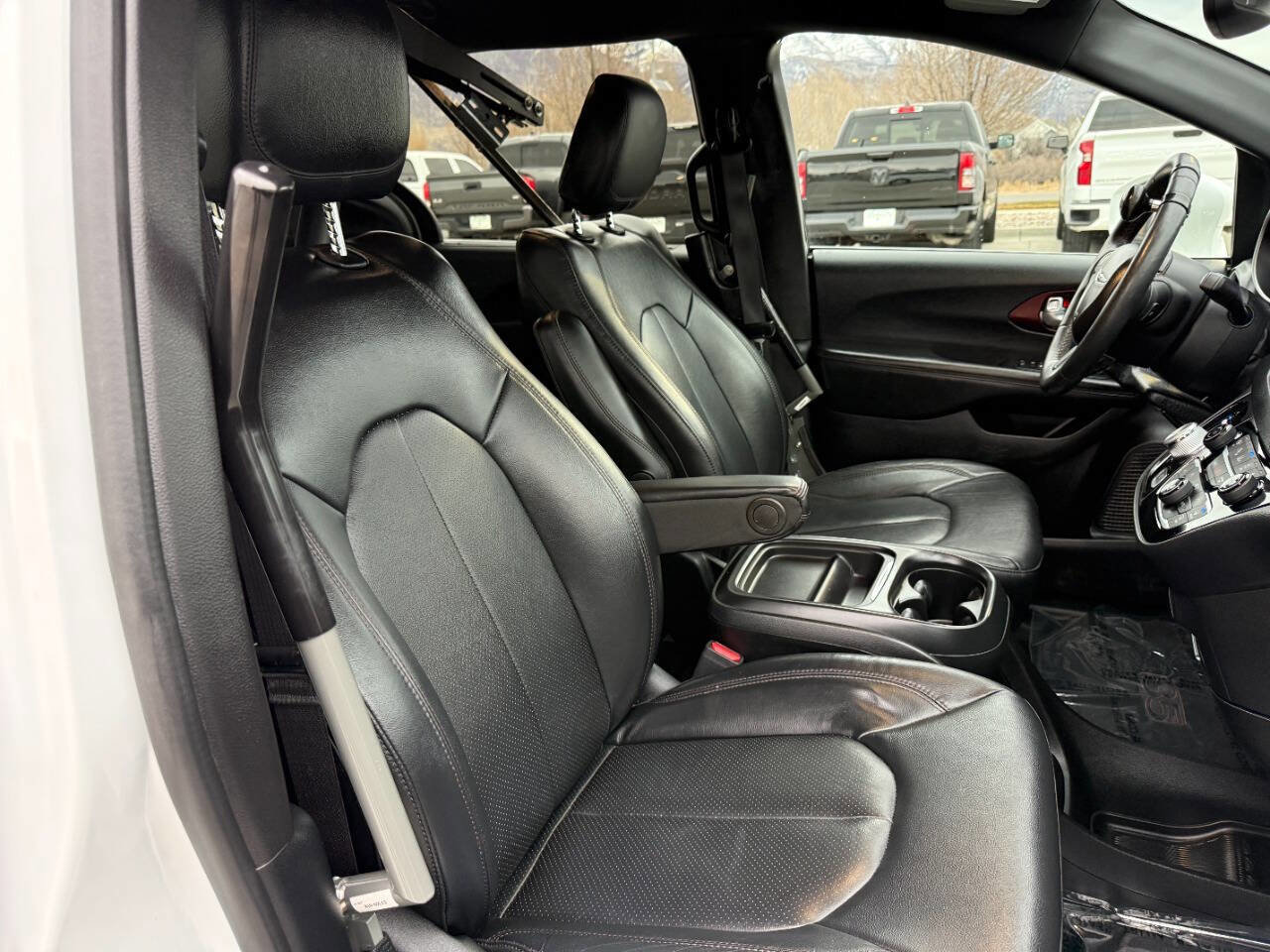 Used 2020 Chrysler Pacifica Touring-L image 20