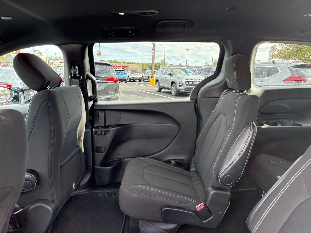 Used 2024 Chrysler Pacifica Touring FWD image 13