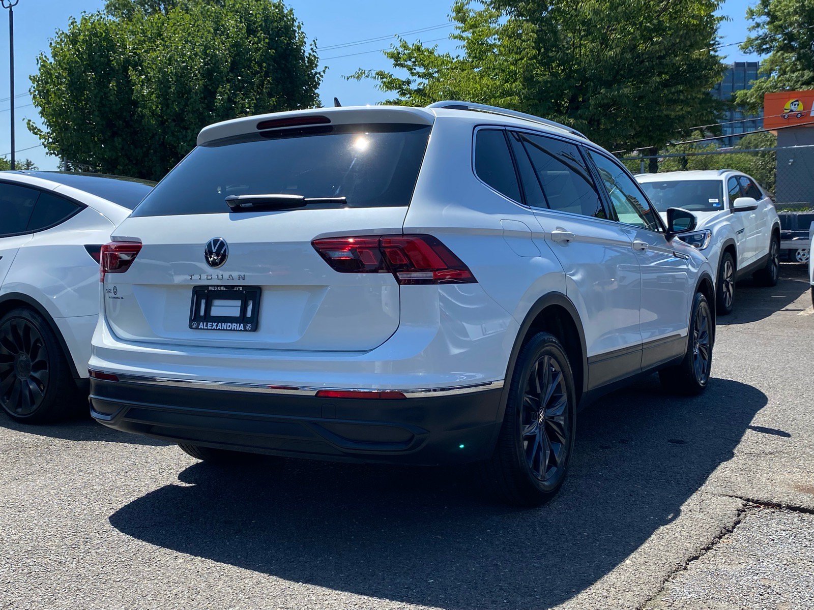 Certified 2023 Volkswagen Tiguan SE FWD image 2
