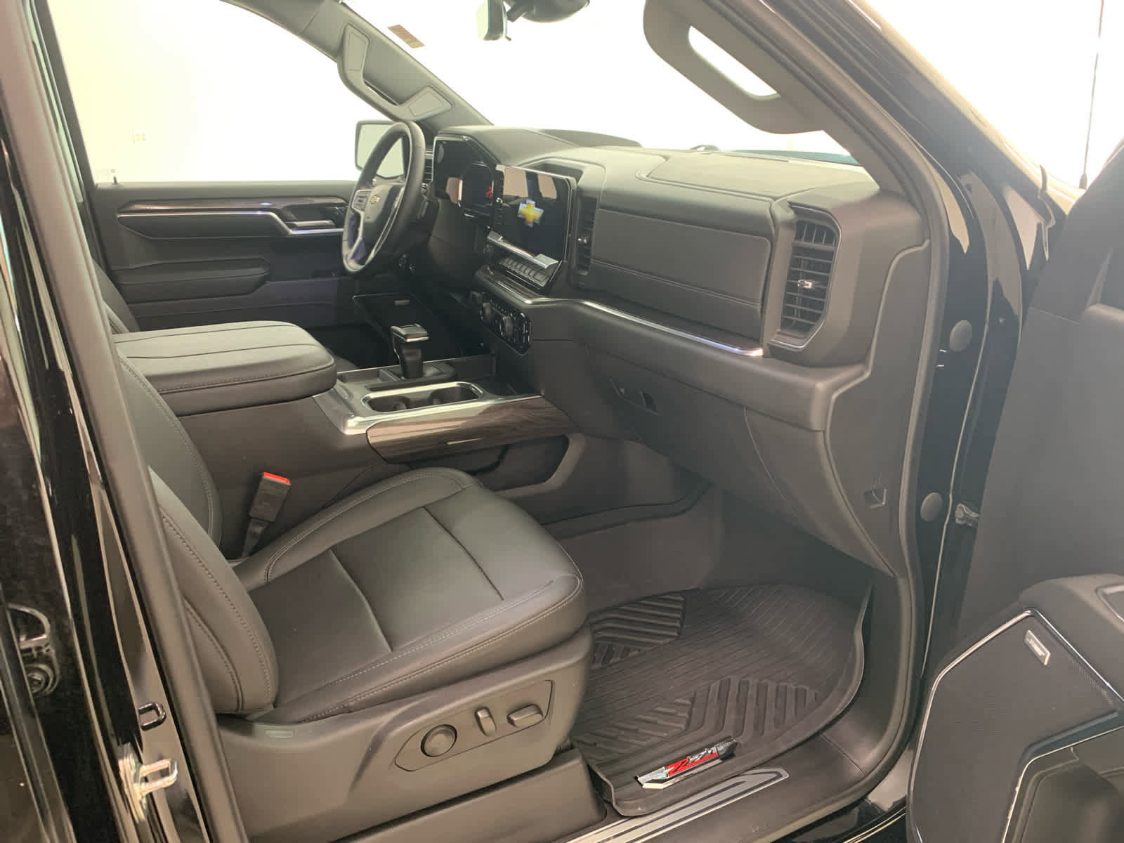 Used 2023 Chevrolet Silverado 1500 LTZ w/ Technology Package AWD/4WD image 15