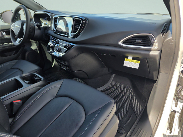 New 2026 Chrysler Voyager LX FWD image 15