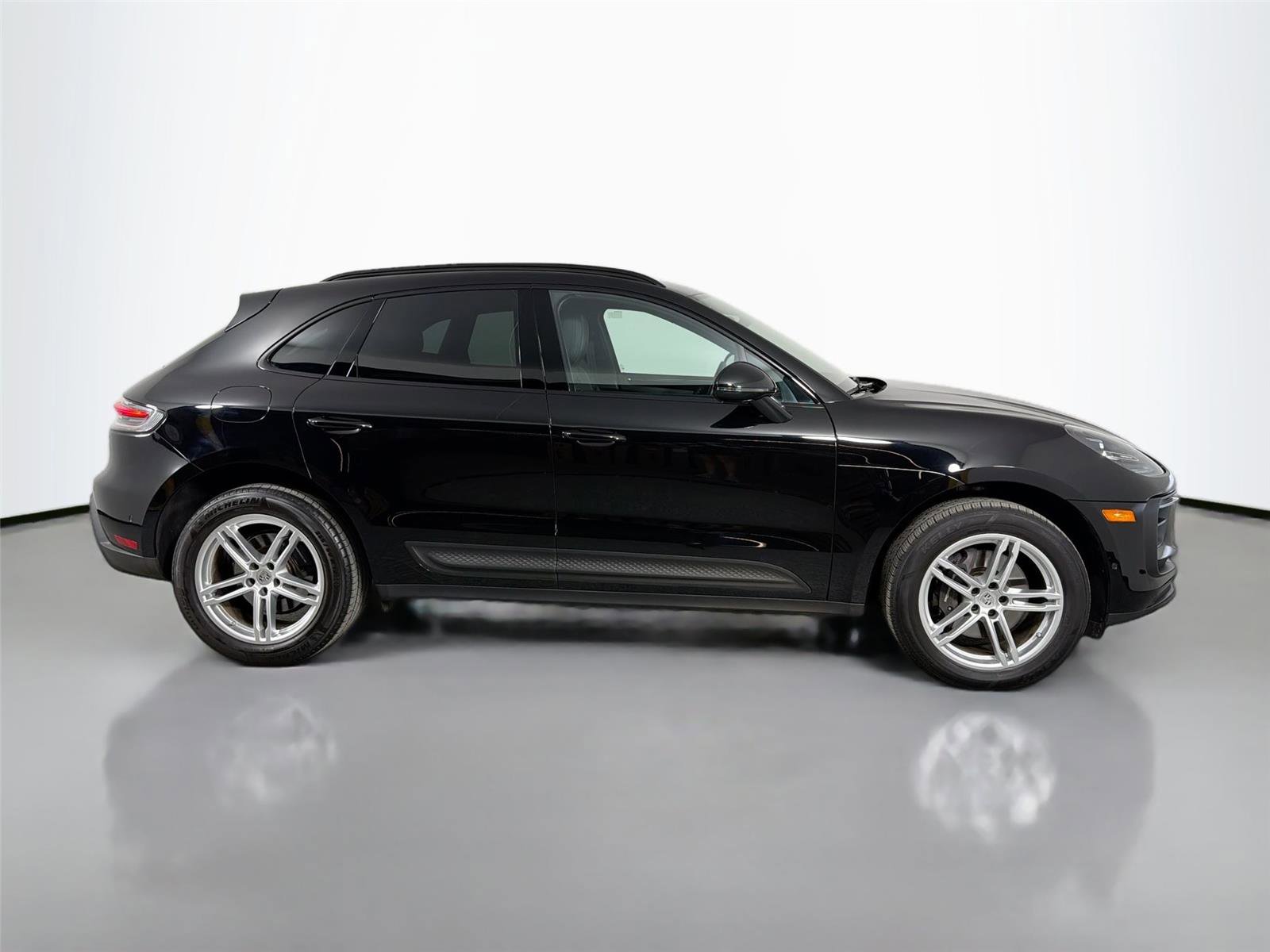 Certified 2024 Porsche Macan w/ Premium Plus Package AWD/4WD image 8