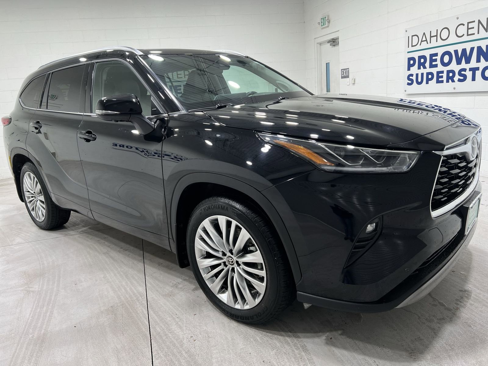 Used 2023 Toyota Highlander Platinum image 2