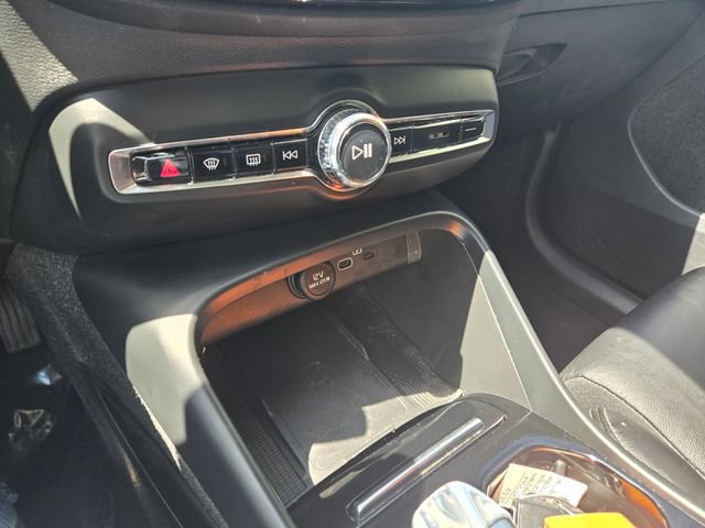 Used 2023 Volvo XC40 B5 Plus AWD/4WD image 15