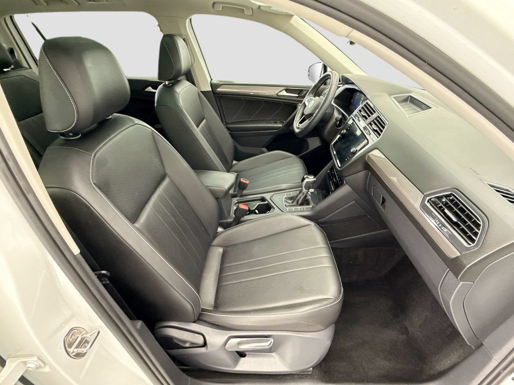 Used 2023 Volkswagen Tiguan SE w/ Panoramic Sunroof Package FWD image 18