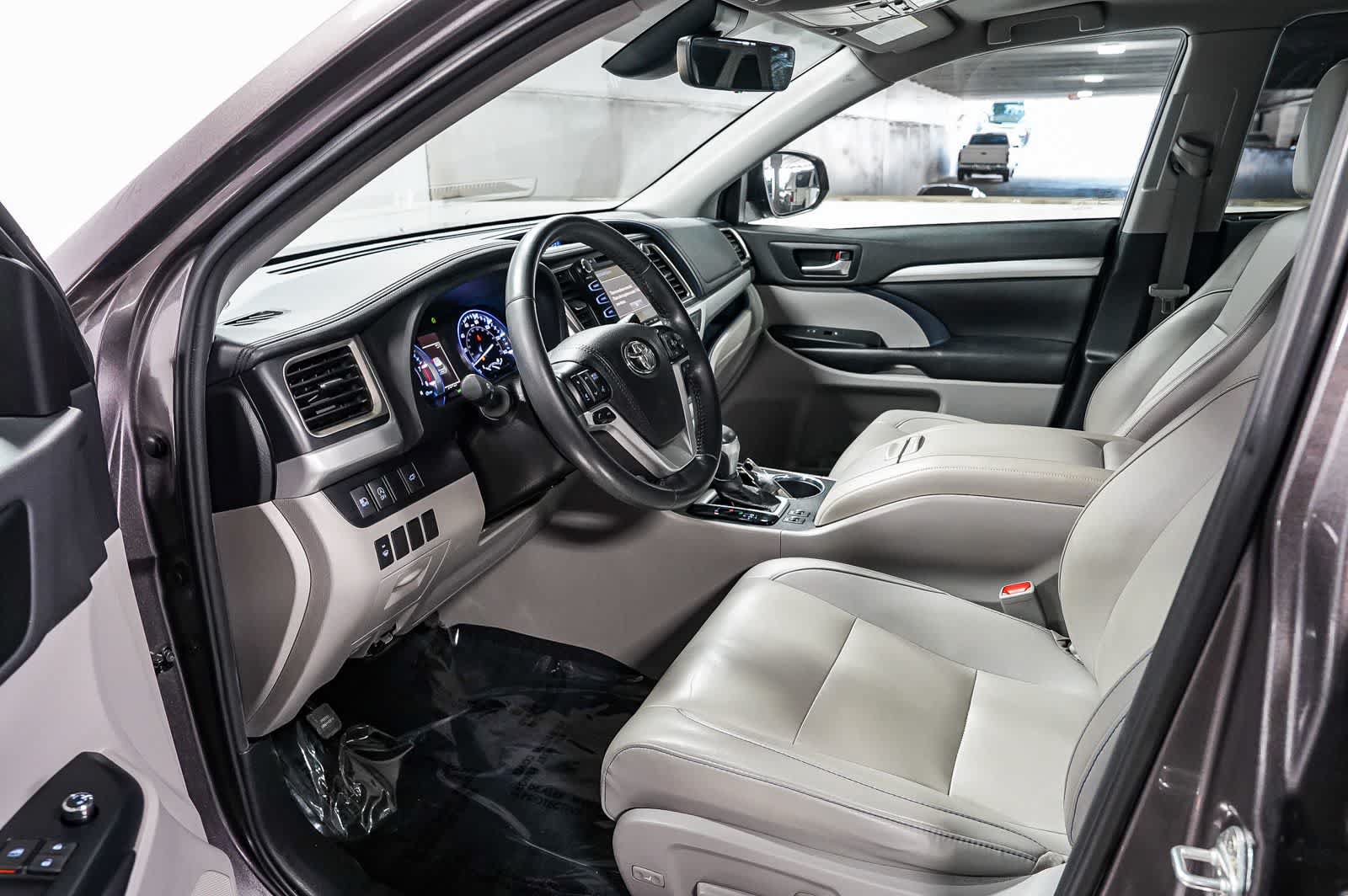 Certified 2019 Toyota Highlander XLE w/ Carpet Mat Package (TMS) FWD image 19