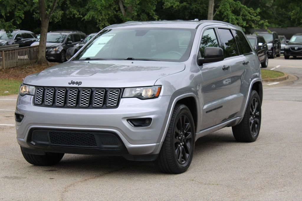 Used 2017 Jeep Grand Cherokee Altitude RWD image 3