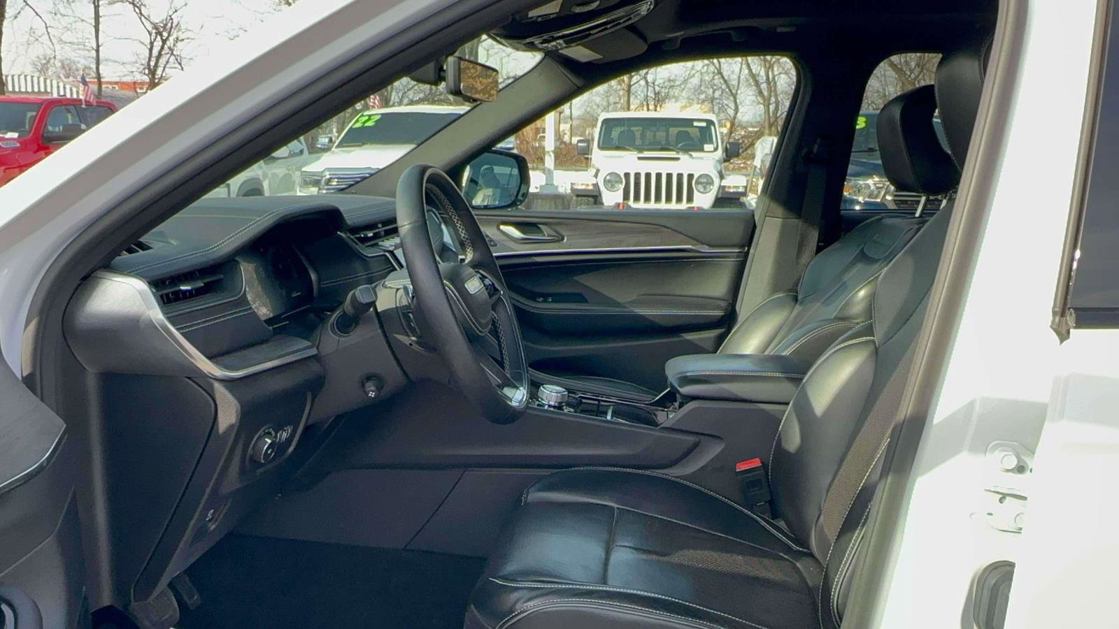 Used 2022 Jeep Grand Cherokee Overland w/ Luxury Tech Group IV image 15