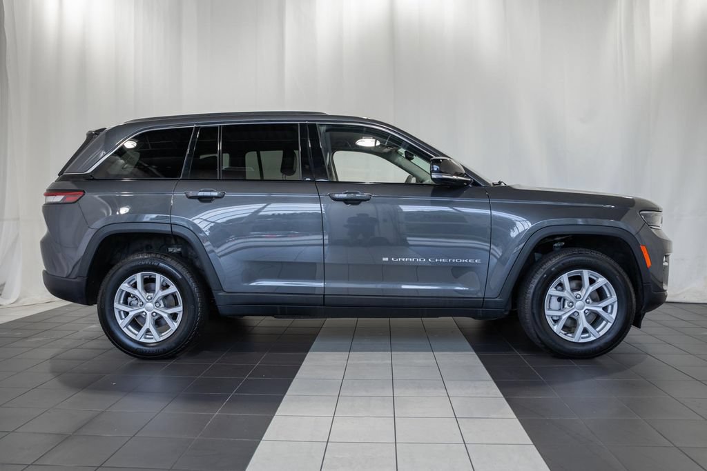 Used 2023 Jeep Grand Cherokee Limited AWD/4WD image 3