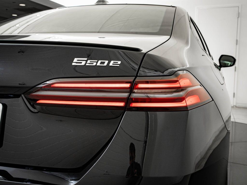New 2026 BMW 550e xDrive image 9