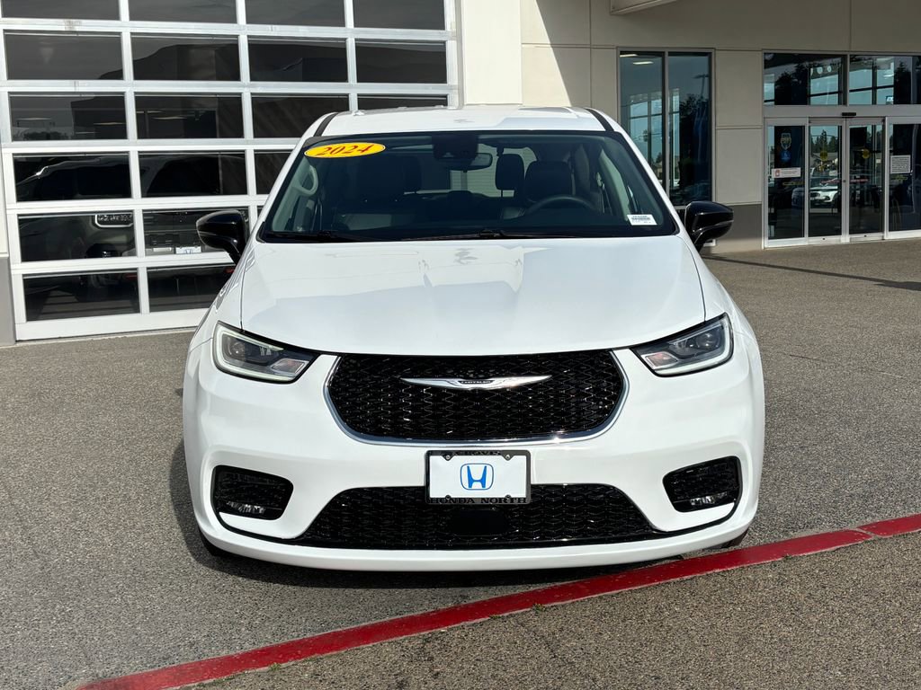 Used 2024 Chrysler Pacifica Touring-L FWD image 2
