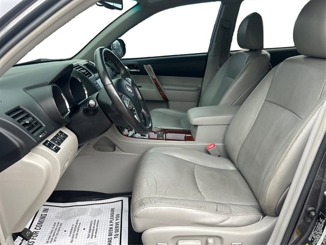 Used 2012 Toyota Highlander Limited w/ Tow Pkg AWD/4WD image 10