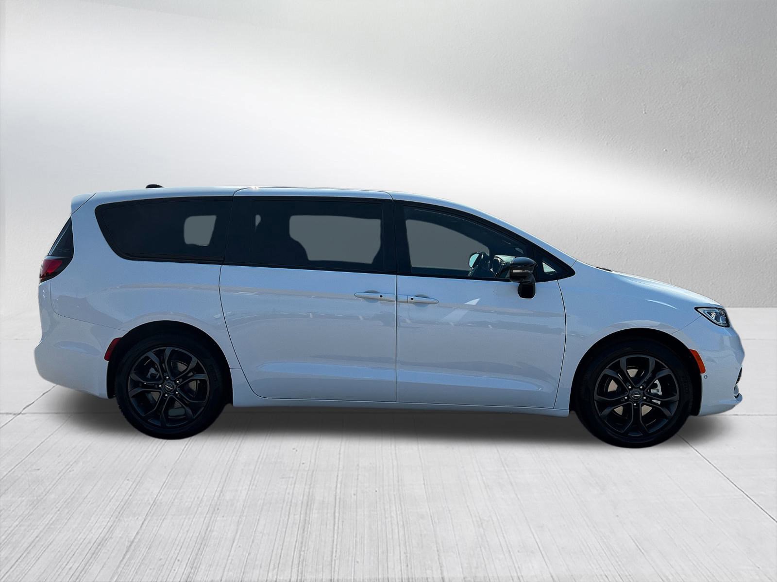 New 2026 Chrysler Pacifica Select image 3