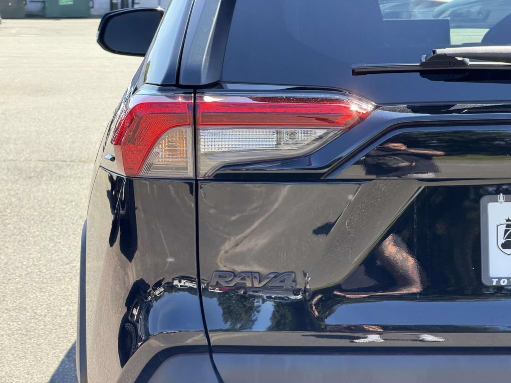 Used 2021 Toyota RAV4 LE AWD/4WD image 12