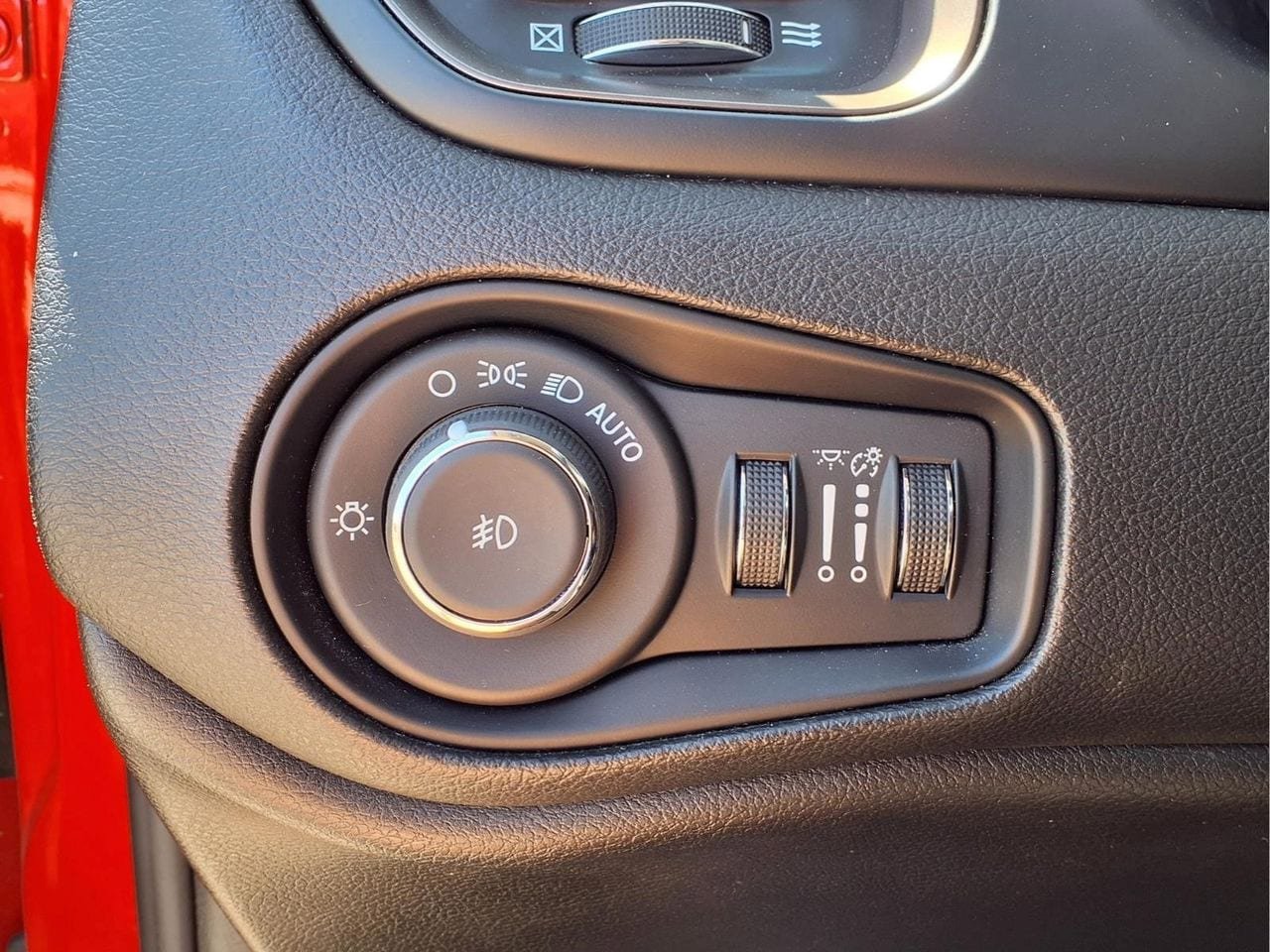 Used 2023 Jeep Renegade Latitude AWD/4WD image 16