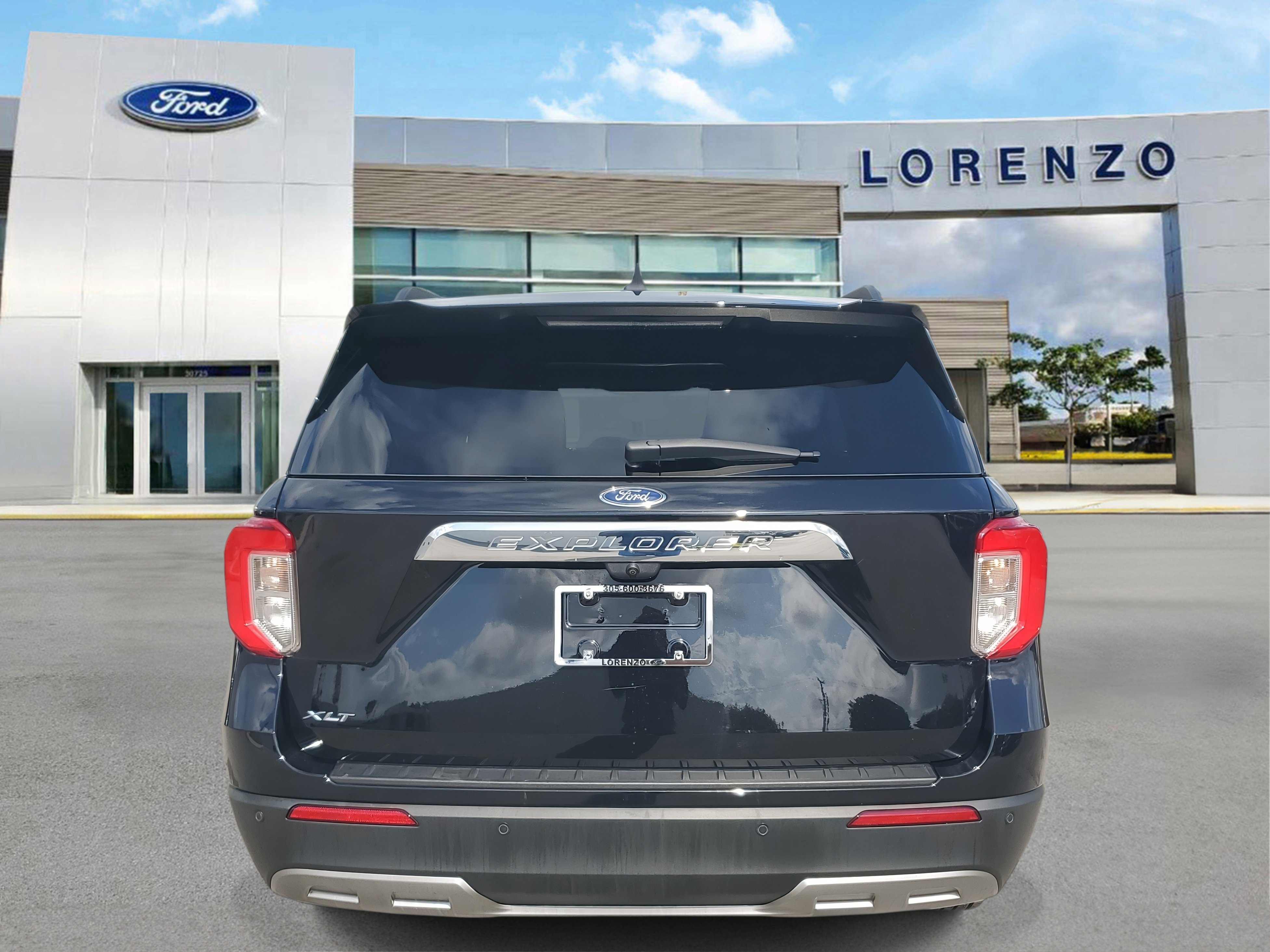 Used 2023 Ford Explorer XLT w/ Equipment Group 202A image 7