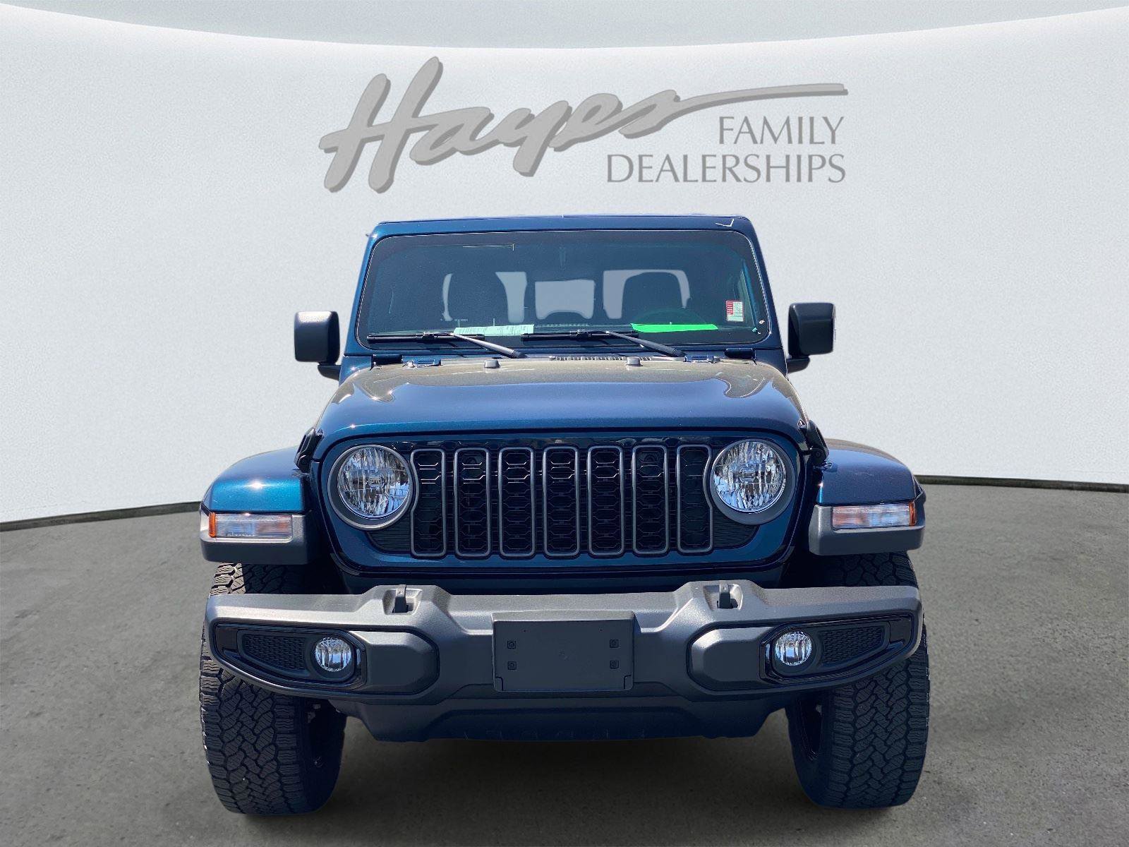 Used 2025 Jeep Gladiator Sport AWD/4WD image 9