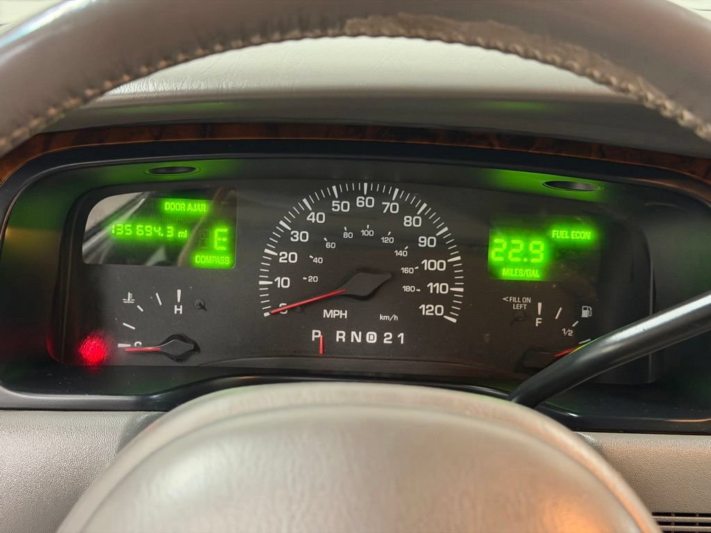 Used 2000 Lincoln Town Car Executive RWD image 35