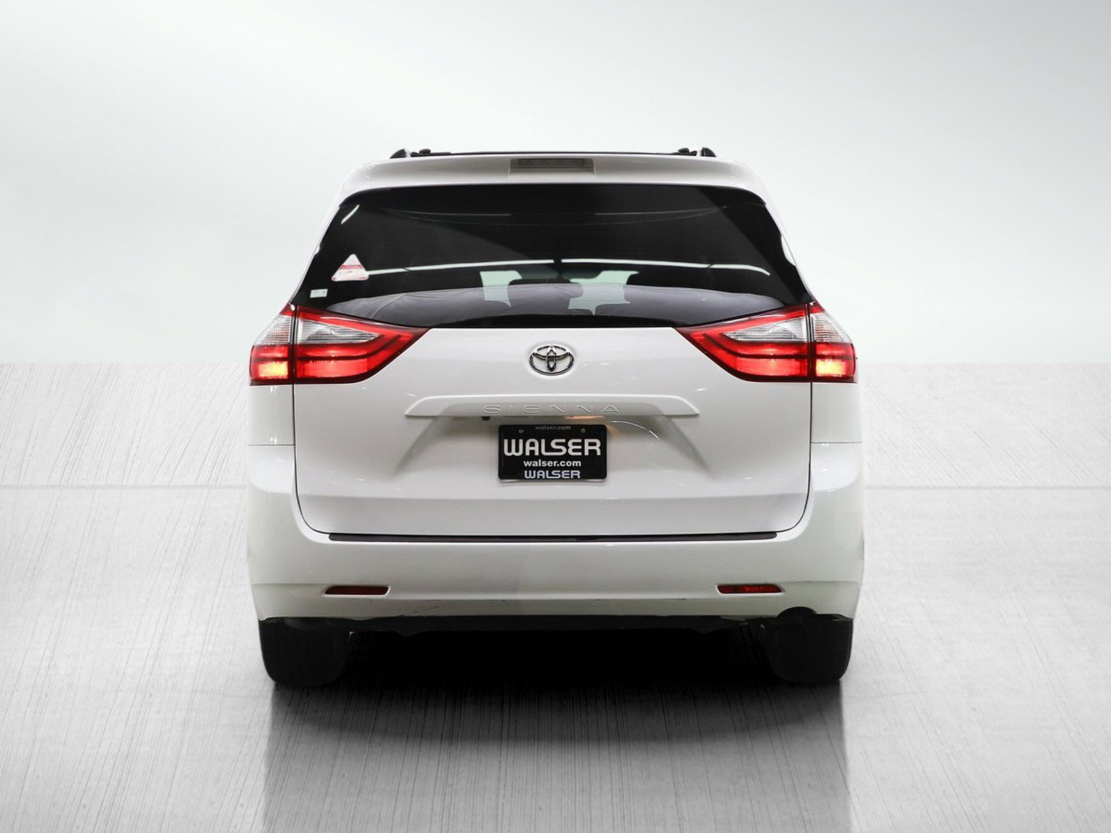 Used 2017 Toyota Sienna LE image 4