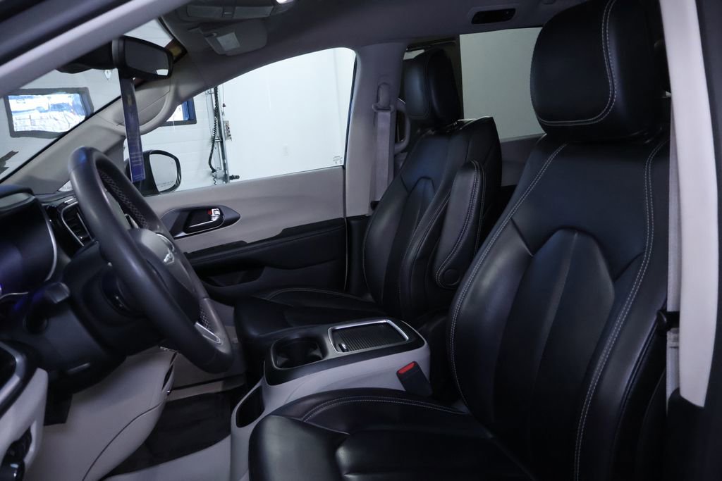 Used 2023 Chrysler Pacifica Touring-L image 14
