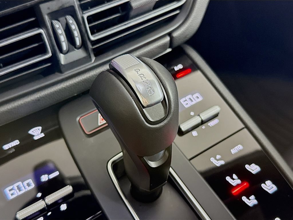 Certified 2025 Porsche Macan AWD/4WD image 19