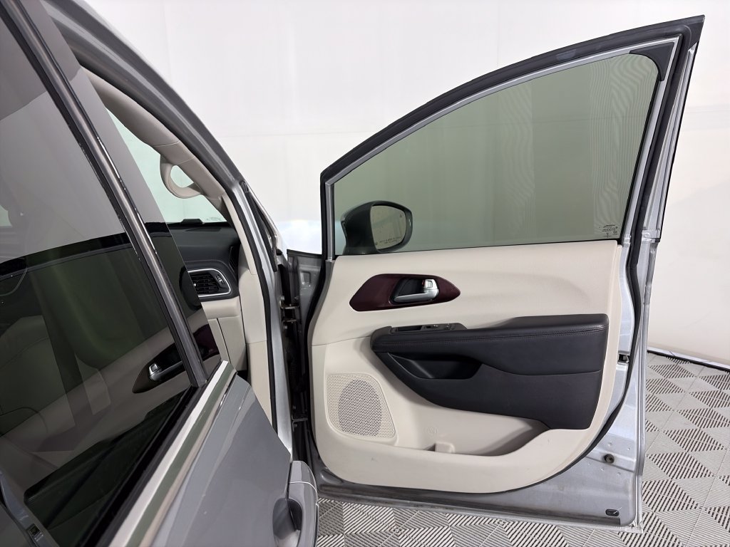 Used 2017 Chrysler Pacifica Limited w/ Advanced Safetytec Group FWD image 28