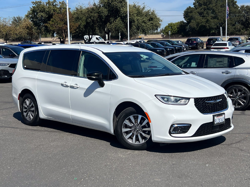 Used 2024 Chrysler Pacifica Limited FWD image 2