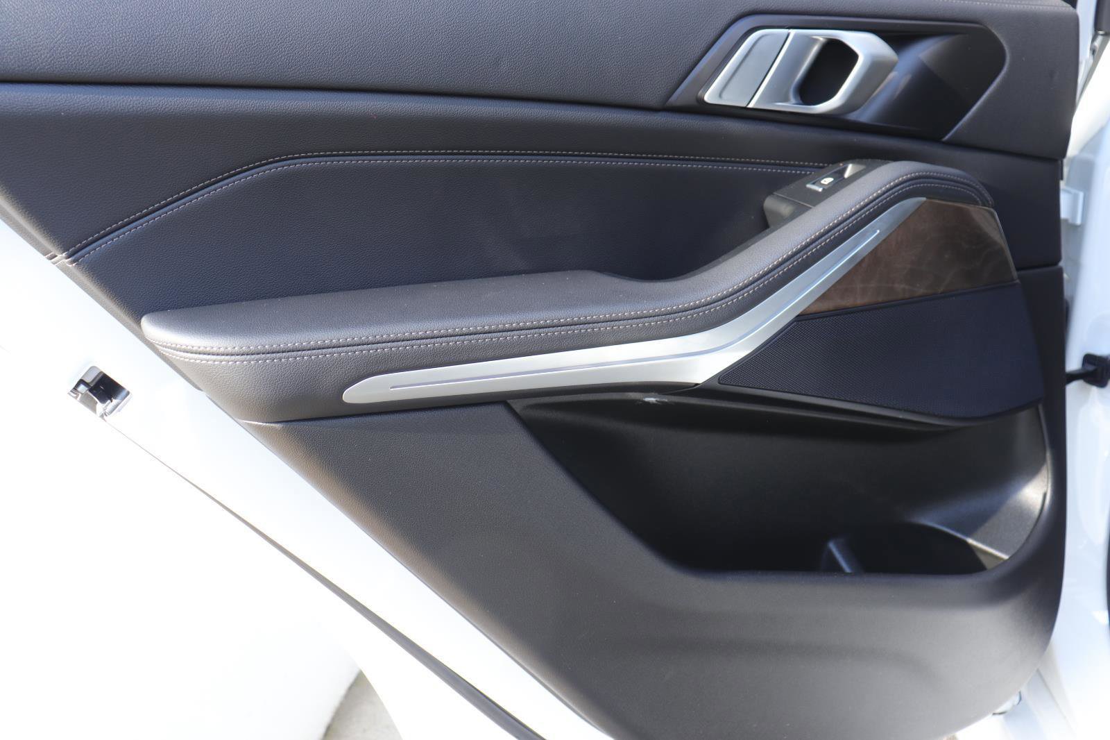 Used 2022 BMW X5 xDrive40i w/ M Sport Package image 12