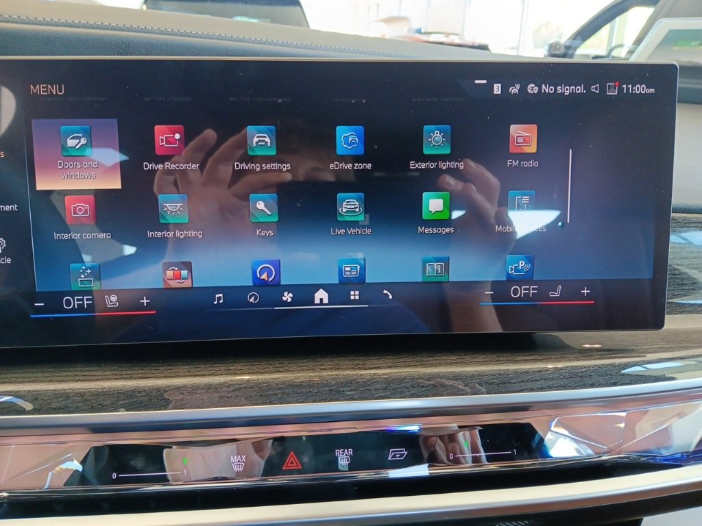 New 2026 BMW 750e xDrive image 16