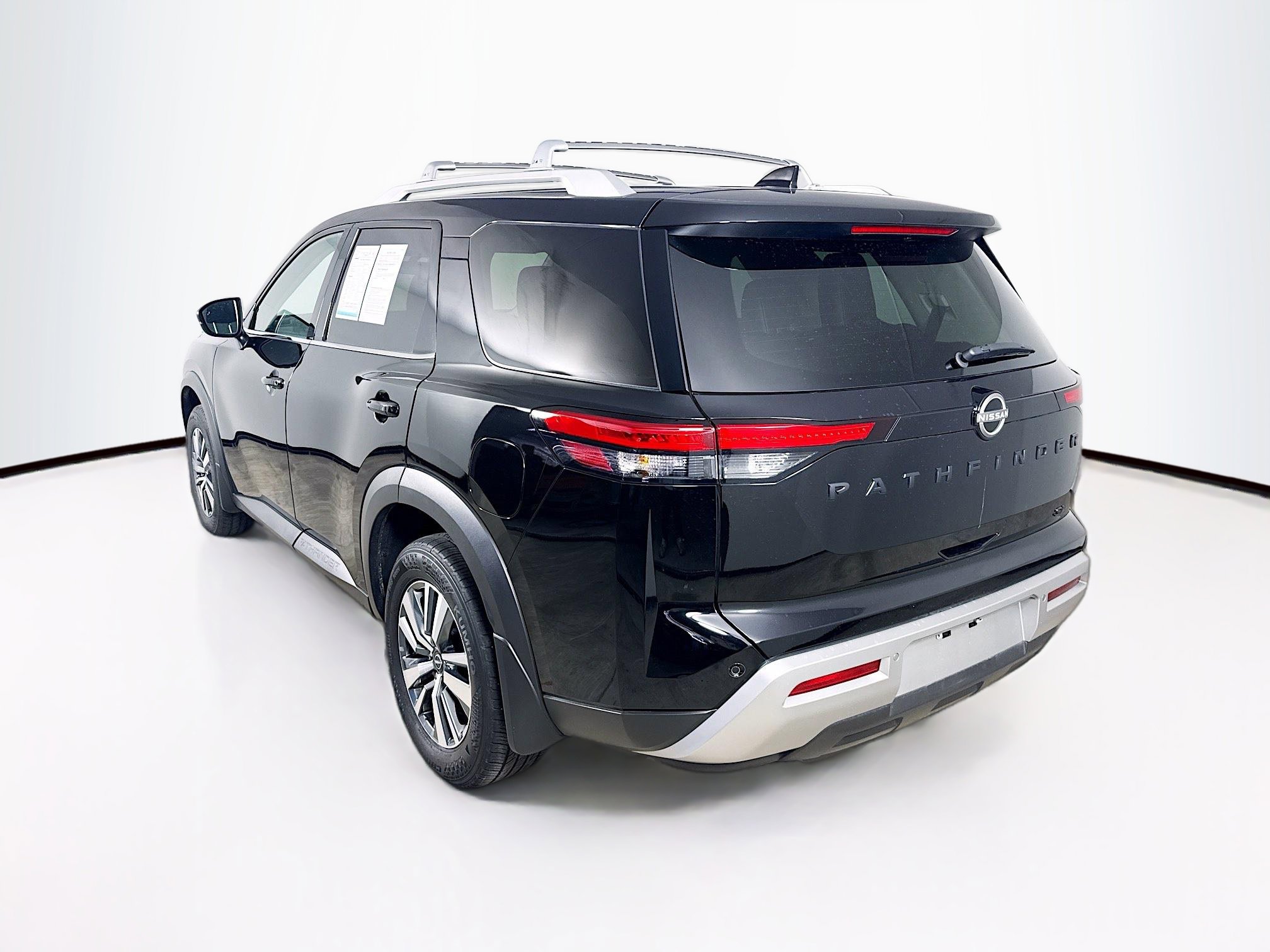 Used 2024 Nissan Pathfinder SL w/ Black Appearance Package image 31