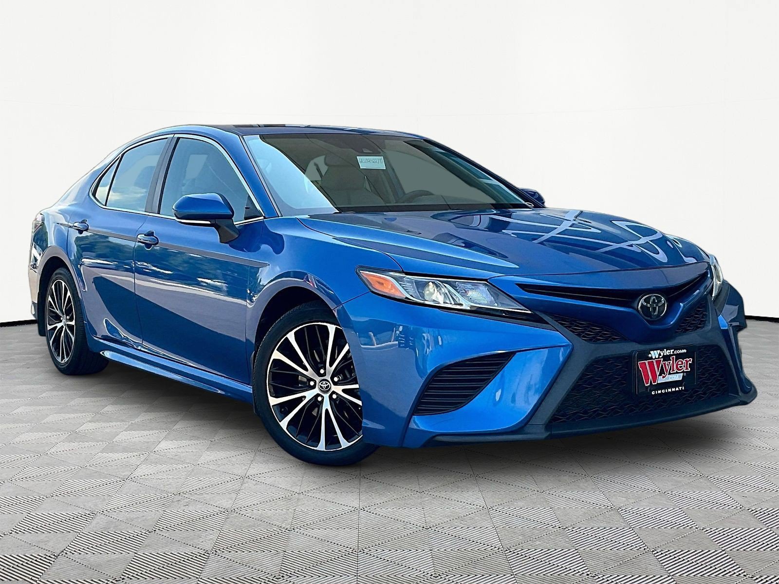 Used 2020 Toyota Camry SE w/ Convenience Package FWD image 3