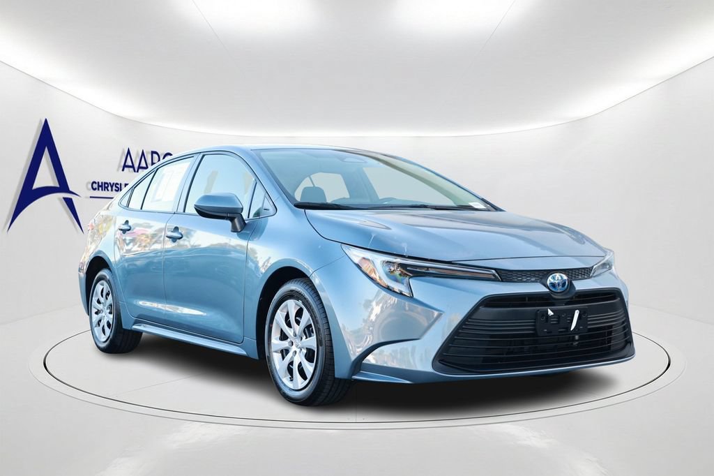 Used 2023 Toyota Corolla LE w/ Carpet Mat Package (TMS) FWD image 3