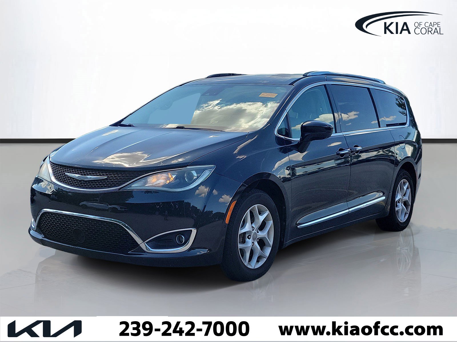 Used 2017 Chrysler Pacifica Touring-L Plus w/ Advanced Safetytec Group FWD image 3