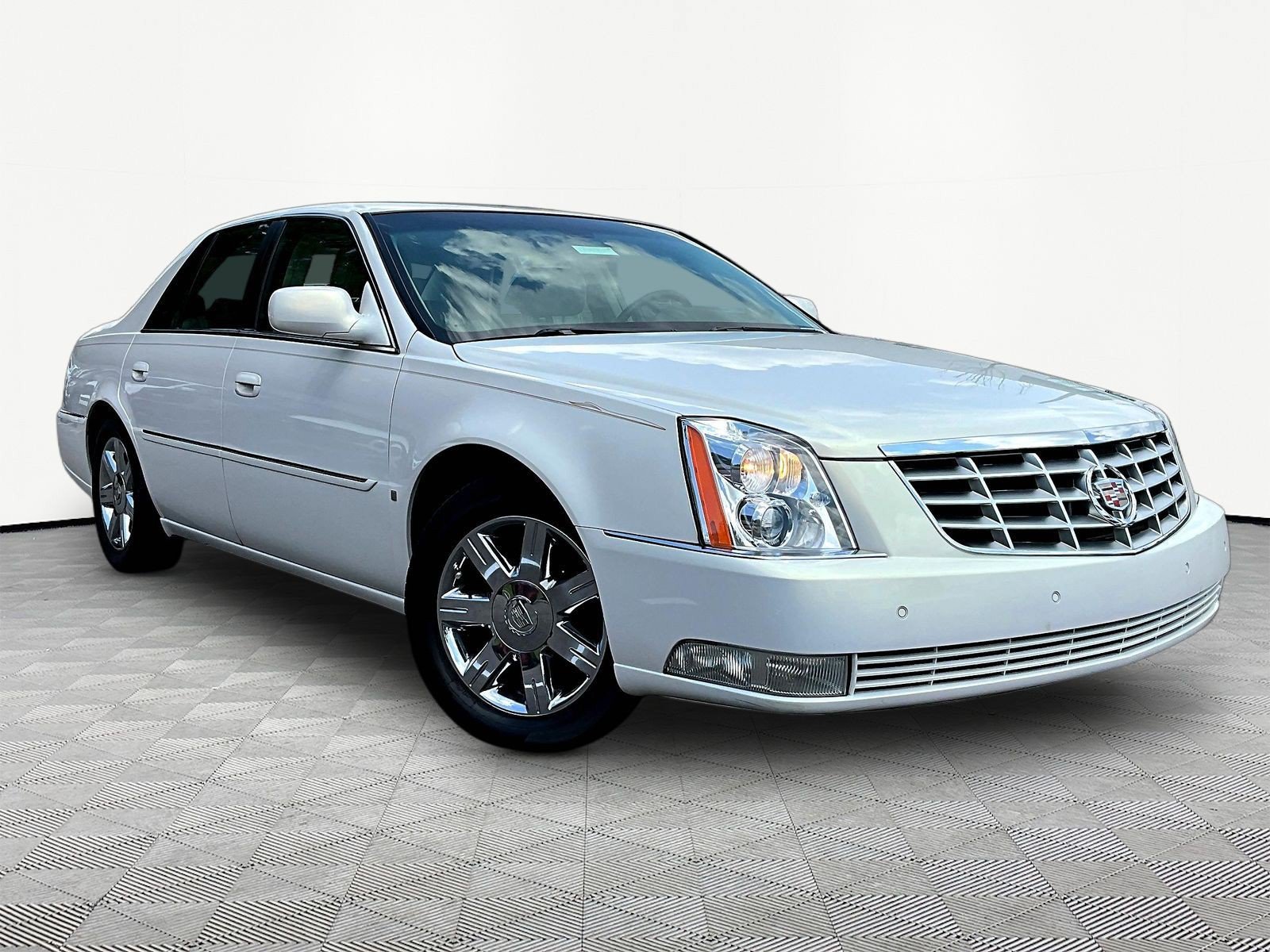 Used 2007 Cadillac DTS Luxury I w/ Trunk Convenience Package FWD image 3