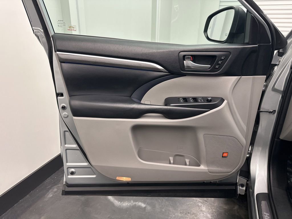 Used 2019 Toyota Highlander Limited image 18