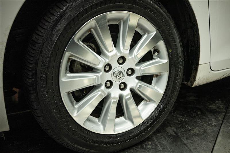 Used 2012 Toyota Sienna XLE image 3