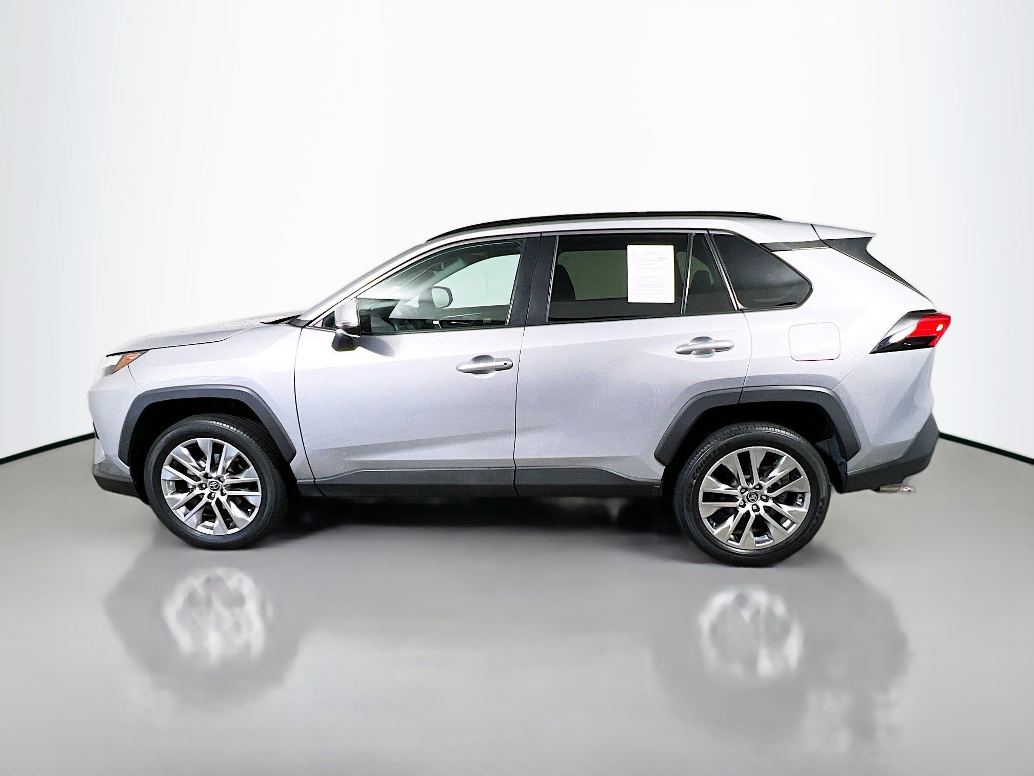 Used 2022 Toyota RAV4 XLE Premium image 9