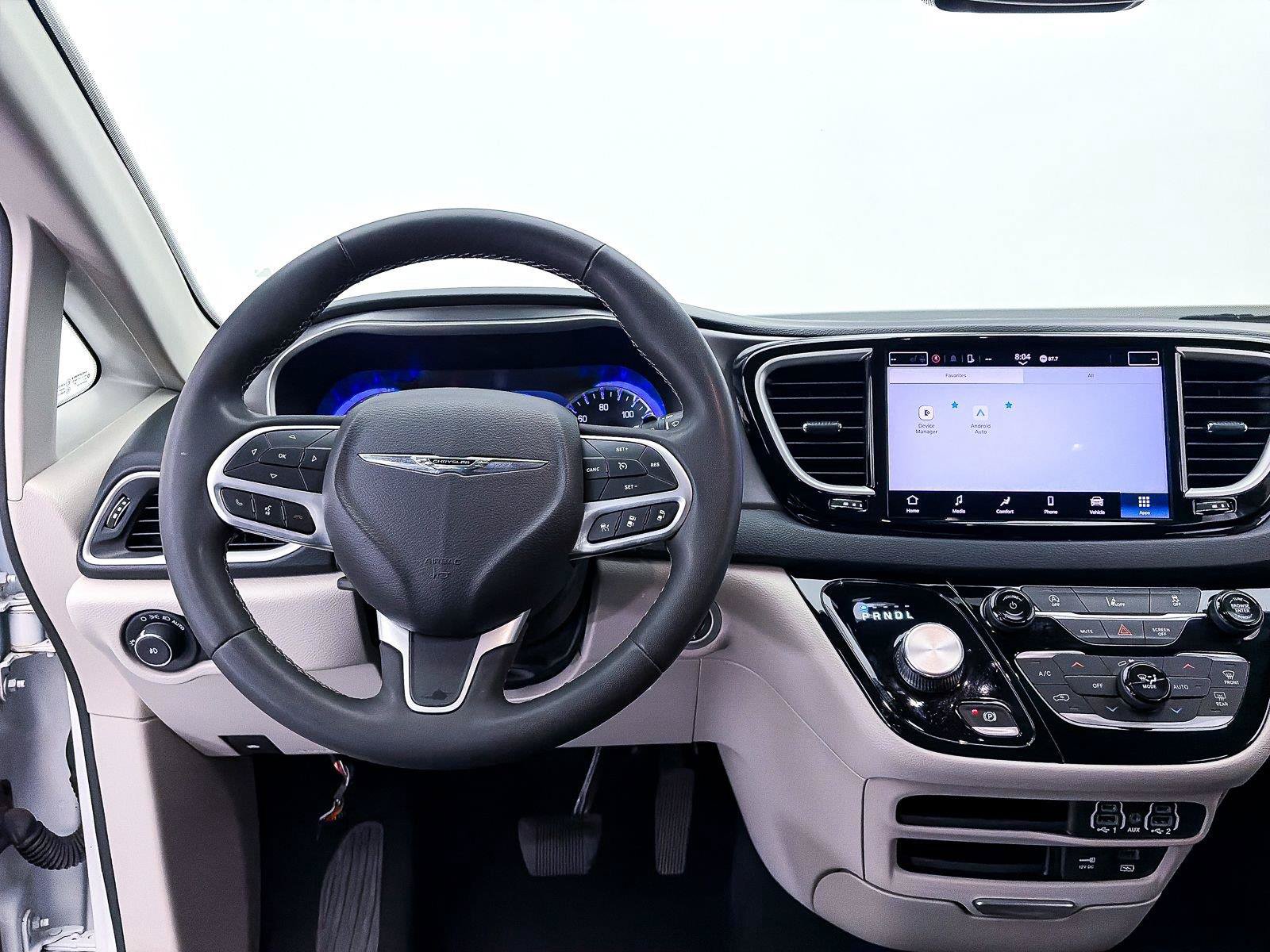 Used 2022 Chrysler Pacifica Touring-L FWD image 3