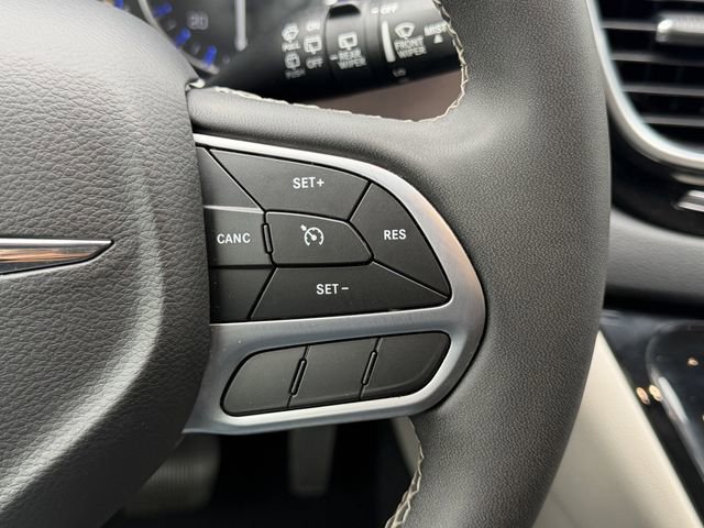 Used 2023 Chrysler Voyager LX image 9