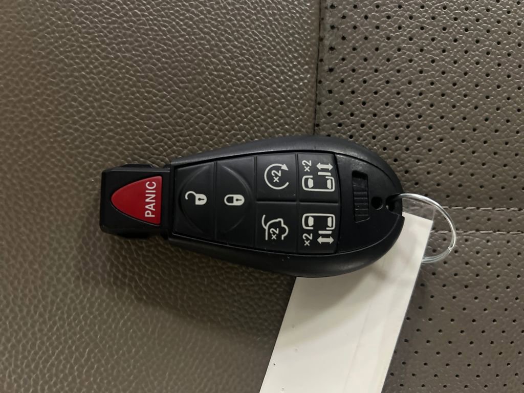 Used 2014 Chrysler Town & Country Touring-L w/ Driver Convenience Group FWD image 34