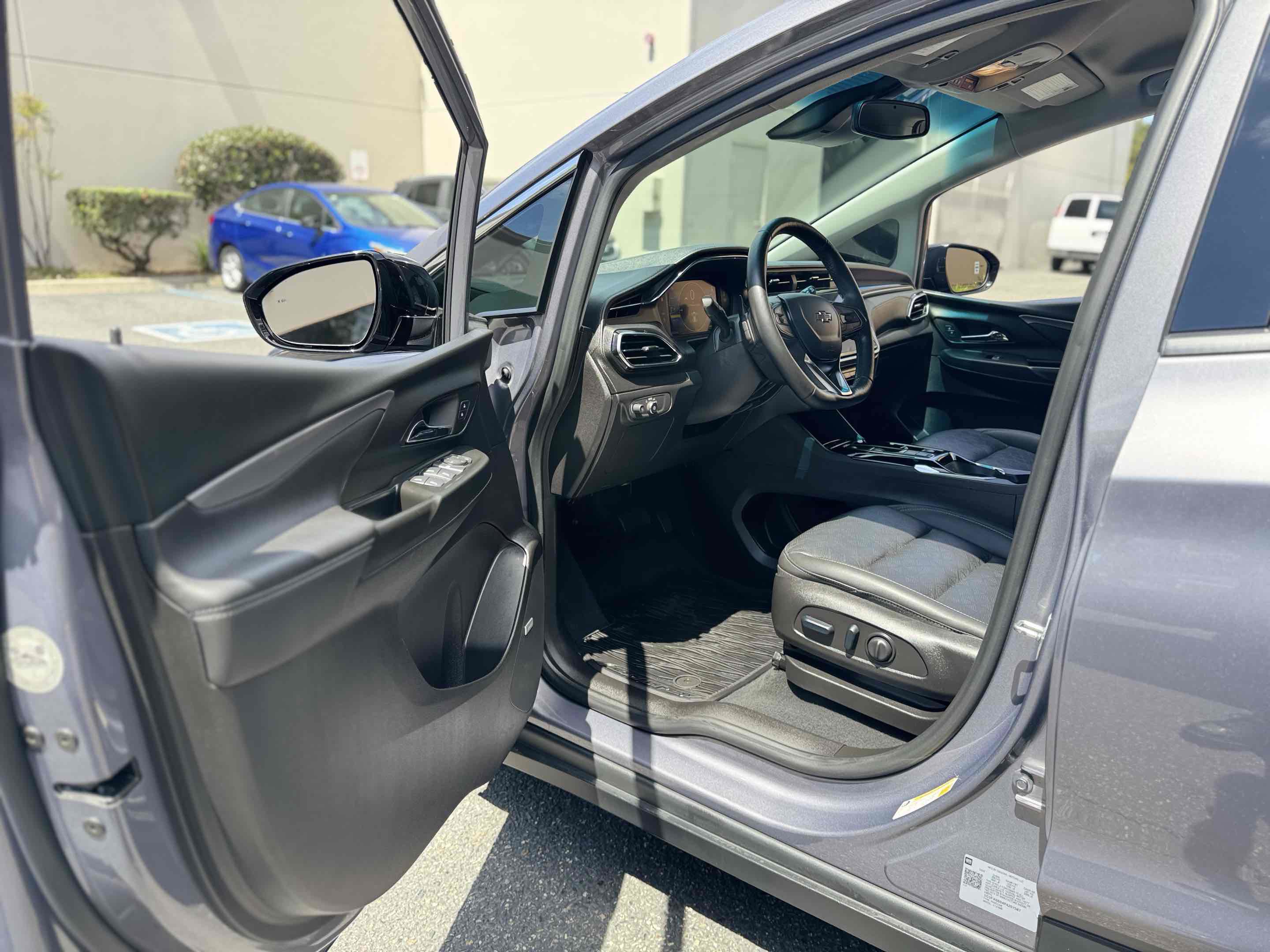 Used 2023 Chevrolet Bolt LT w/ Infotainment Package FWD image 4