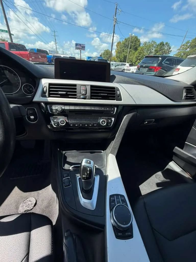Used 2018 BMW 320i xDrive Sedan w/ Convenience Package AWD/4WD image 11