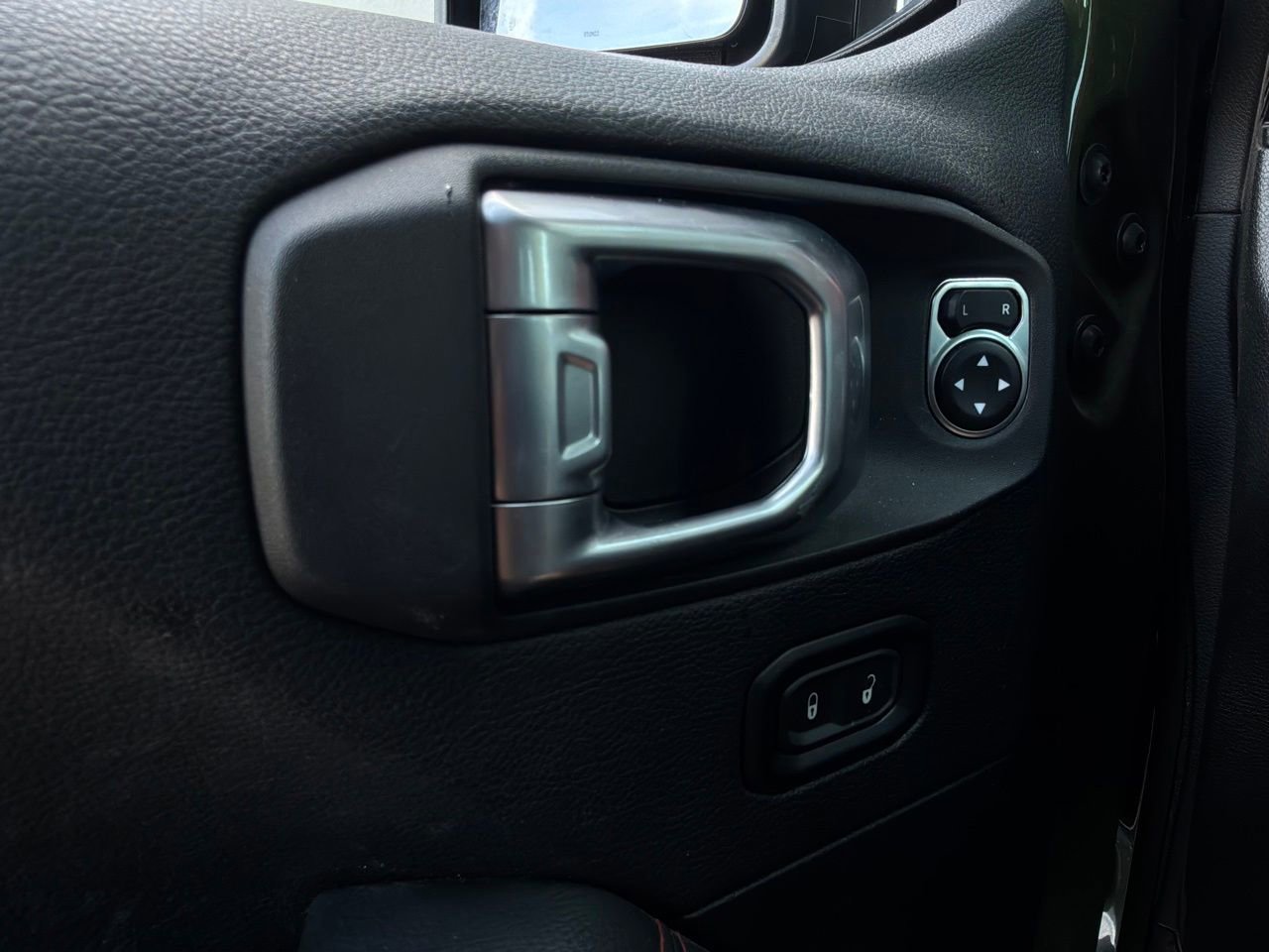 Used 2022 Jeep Gladiator Rubicon w/ LED Lighting Group AWD/4WD image 13