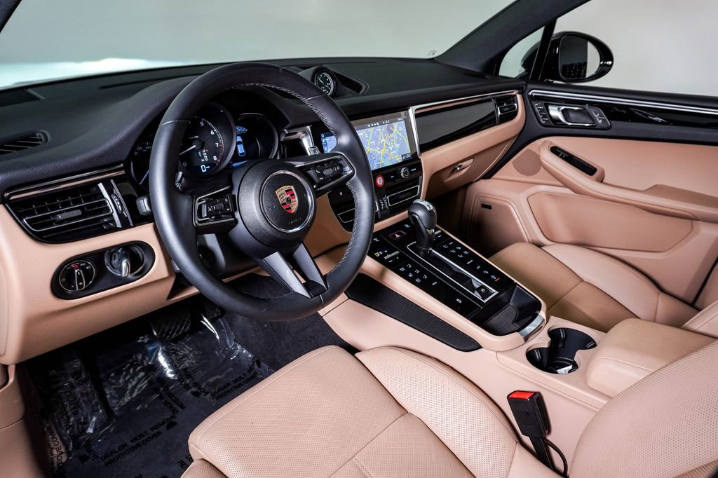 Certified 2025 Porsche Macan image 4